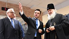 Патриарх Московский и Всея Руси Кирилл и губернатор Московской области Андрей Воробьев (справа налево) во время голосования на избирательном участке 1965 в филиале МГИМО в Одинцово Патриарх Московский и Всея Руси Кирилл и губернатор Московской области Андрей Воробьев (справа налево) во время голосования на избирательном участке 1965 в филиале МГИМО в Одинцово