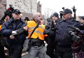 Сотрудники полиции задерживают бывшего внештатного корреспондента телеканала RT Грэма Филлипса во время шествия латышского легиона Ваффен СС в Риге Сотрудники полиции задерживают бывшего внештатного корреспондента телеканала RT Грэма Филлипса во время шествия латышского легиона Ваффен СС в Риге