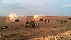Сирийская артиллерия ведет огонь по террористам на севере провинция Хама в Сирии. Архивное фото Сирийская артиллерия ведет огонь по террористам на севере провинция Хама в Сирии. Архивное фото