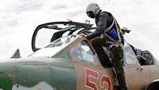 Пилот садится в штурмовик Су-25 ВКС России на авиабазе Хмеймим в Сирии. Архивное фото Пилот садится в штурмовик Су-25 ВКС России на авиабазе Хмеймим в Сирии. Архивное фото