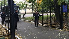 Сотрудники полиции у здания Ространснадзора в Москве, где проводятся обыски по уголовному делу о получении взяток Сотрудники полиции у здания Ространснадзора в Москве, где проводятся обыски по уголовному делу о получении взяток