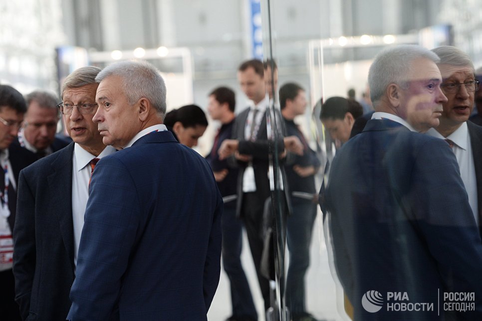 Президент ПАО Лукойл Вагит Алекперов и председатель совета директоров АФК Система Владимир Евтушенков на международном инвестиционном форуме Сочи 2016 Президент ПАО Лукойл Вагит Алекперов и председатель совета директоров АФК Система Владимир Евтушенков на международном инвестиционном форуме Сочи 2016