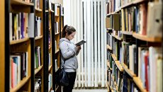 Посетительница в библиотеке Посетительница в библиотеке