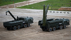 Ракетный комплекс Искандер-М (справа) во время демонстрационного показа военной техники на полигоне Алабино на Международном военно-техническом форуме АРМИЯ-2016. Архивное фото Ракетный комплекс Искандер-М (справа) во время демонстрационного показа военной техники на полигоне Алабино на Международном военно-техническом форуме АРМИЯ-2016. Архивное фото