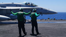 Истребитель F-18 ВМС США на палубе авианосца Гарри Трумэн в Средиземном море. Архивное фото Истребитель F-18 ВМС США на палубе авианосца Гарри Трумэн в Средиземном море. Архивное фото