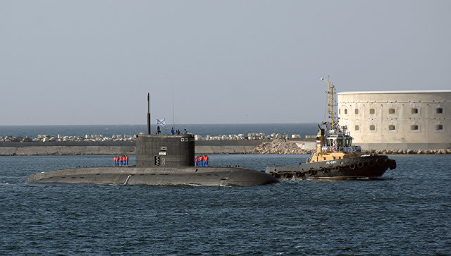 Прибытие подводной лодки Новороссийск в порт Севастополя