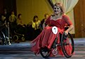 Участница конкурса Алеся Гусарова выступает в финале 7-го конкурса красоты Мисс Независимость - 2016 в Москве Участница конкурса Алеся Гусарова выступает в финале 7-го конкурса красоты Мисс Независимость - 2016 в Москве