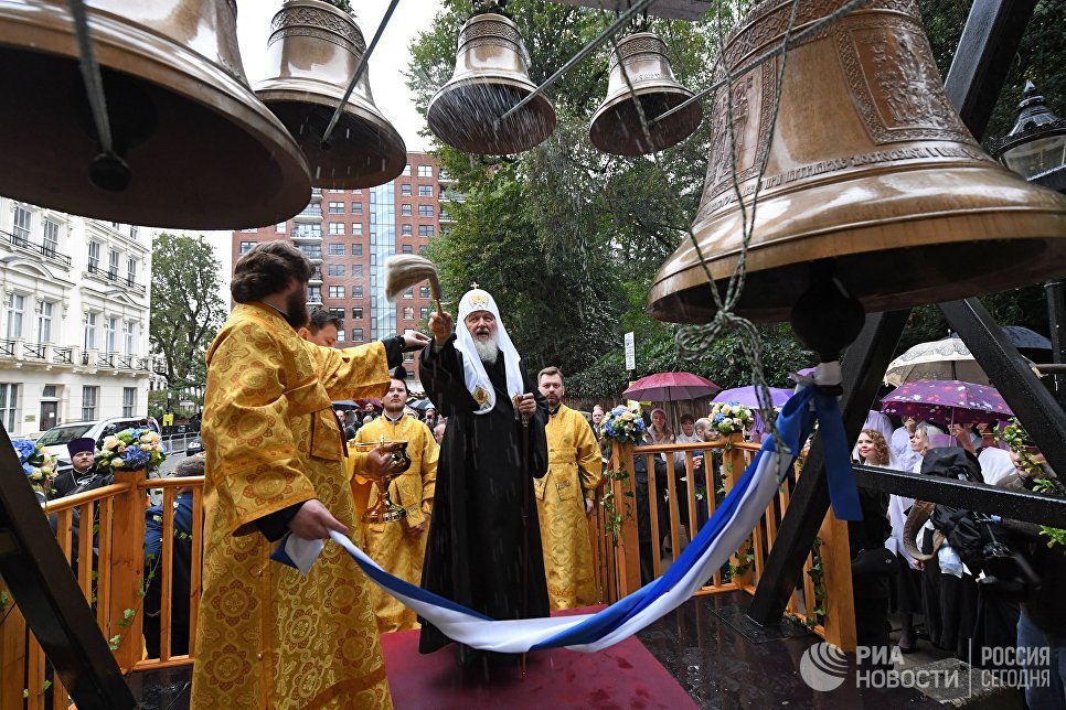 Патриарх Московский и всея Руси Кирилл во время освящения колоколов крупнейшего русского храма Лондона — Успенского кафедрального собора Сурожской епархии Русской православной церкви Патриарх Московский и всея Руси Кирилл во время освящения колоколов крупнейшего русского храма Лондона — Успенского кафедрального собора Сурожской епархии Русской православной церкви
