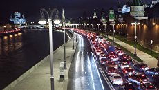 Автомобильное движение на Кремлевской набережной в Москве. Архивное фото Автомобильное движение на Кремлевской набережной в Москве. Архивное фото
