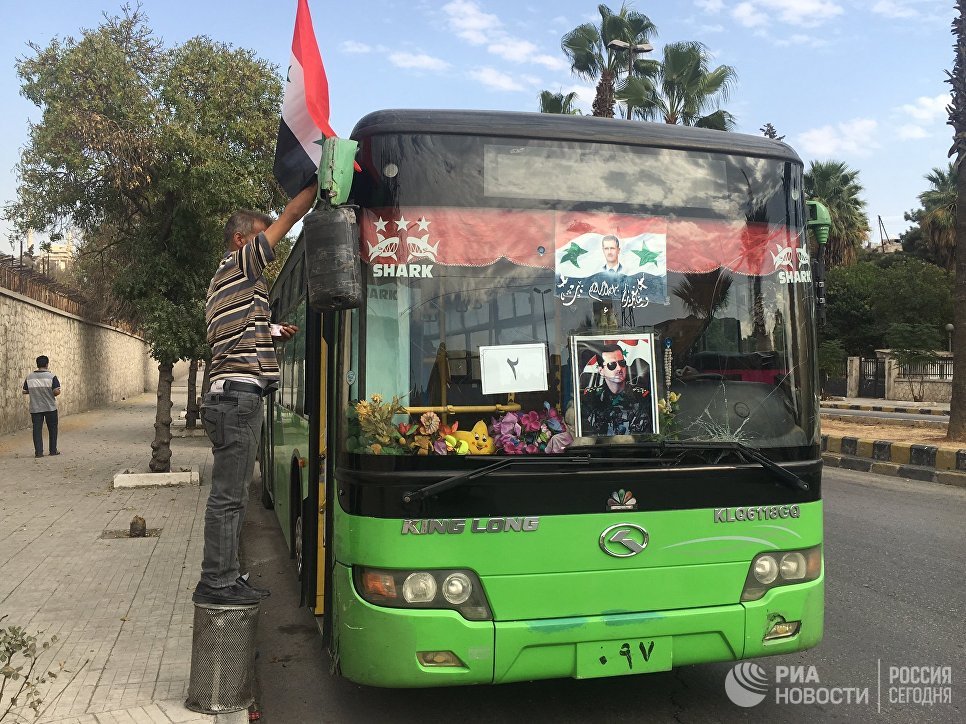 Один из автобусов на котором планируют вывозить боевиков из восточного Алеппо