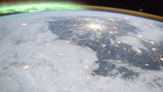 Москва и Санкт-Петербург на фоне Полярного сияния с борта Международной космической станции на фотографии космонавта Роскосмоса Олега Кононенко. Архивное фото Москва и Санкт-Петербург на фоне Полярного сияния с борта Международной космической станции на фотографии космонавта Роскосмоса Олега Кононенко. Архивное фото