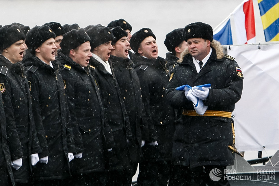 Военнослужащие на церемонии передачи ВМФ РФ дизель-электрической подводной лодки Великий Новгород в Санкт-Петербурге Военнослужащие на церемонии передачи ВМФ РФ дизель-электрической подводной лодки Великий Новгород в Санкт-Петербурге