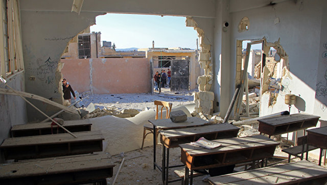 Разрушенная в результате авиаудара школа в сирийской провинции Идлиб. Архивное фото
