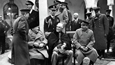 Премьер-министр Великобритании Уинстон Черчилль, Президент США Франклин Делано Рузвельт и Маршал СССР Иосиф Виссарионович Сталин на Ялтинской конференции. 1945 Премьер-министр Великобритании Уинстон Черчилль, Президент США Франклин Делано Рузвельт и Маршал СССР Иосиф Виссарионович Сталин на Ялтинской конференции. 1945