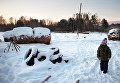 Ребенок в заснеженном селе Березовка в Томской области Ребенок в заснеженном селе Березовка в Томской области