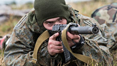 Российский военнослужащий во время совместных учений ВДВ России, Белоруссии и Сербии Славянское братство-2016 в Сербии Российский военнослужащий во время совместных учений ВДВ России, Белоруссии и Сербии Славянское братство-2016 в Сербии