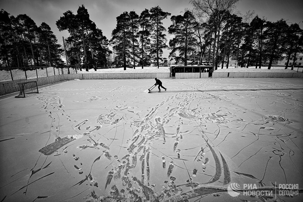 Подготовка катка любительского ХК Ветлуга к хоккейному матчу в городе Ветлуга Нижегородской области. Подготовка катка любительского ХК Ветлуга к хоккейному матчу в городе Ветлуга Нижегородской области.