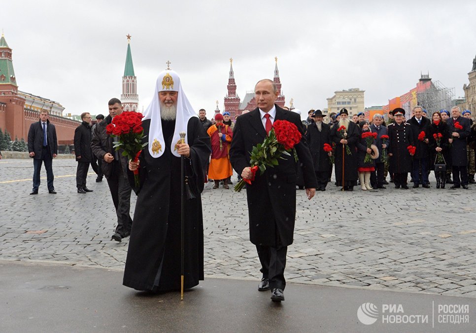 Президент РФ Владимир Путин и патриарх Московский и всея Руси Кирилл на церемонии возложения цветов к памятнику Кузьме Минину и Дмитрию Пожарскому в рамках мероприятий, посвящённых Дню народного единства Президент РФ Владимир Путин и патриарх Московский и всея Руси Кирилл на церемонии возложения цветов к памятнику Кузьме Минину и Дмитрию Пожарскому в рамках мероприятий, посвящённых Дню народного единства