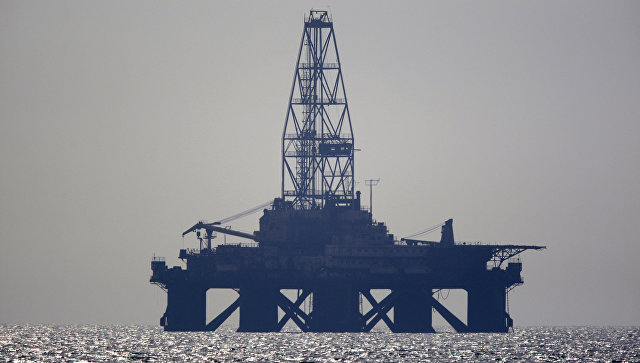 В Азербайджане на нефтяной платформе обрушился кран, один человек погиб