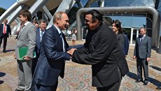 Президент России Владимир Путин и американский актер Стивер Сигал (слева направо на первом плане) во время посещения океанариума на острове Русский Президент России Владимир Путин и американский актер Стивер Сигал (слева направо на первом плане) во время посещения океанариума на острове Русский