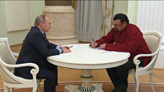 Путин вручил Стивену Сигалу паспорт РФ и показал, где актеру поставить подпись Путин вручил Стивену Сигалу паспорт РФ и показал, где актеру поставить подпись