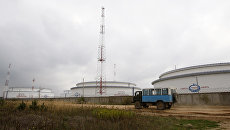 Вид на емкости для хранения нефти нефтепровода Дружба неподалеку от города Мозырь Гомельской области. Архивное фото Вид на емкости для хранения нефти нефтепровода Дружба неподалеку от города Мозырь Гомельской области. Архивное фото