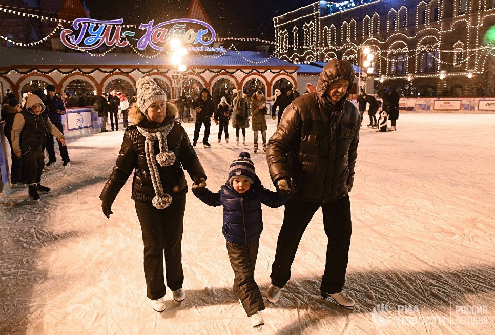 Посетители на открытии 11-ого сезона ГУМ-Катка на Красной площади в Москве Посетители на открытии 11-ого сезона ГУМ-Катка на Красной площади в Москве