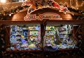 Продавщица на традиционной новогодней ГУМ-Ярмарке рядом с ГУМ-Катком на Красной площади в Москве Продавщица на традиционной новогодней ГУМ-Ярмарке рядом с ГУМ-Катком на Красной площади в Москве
