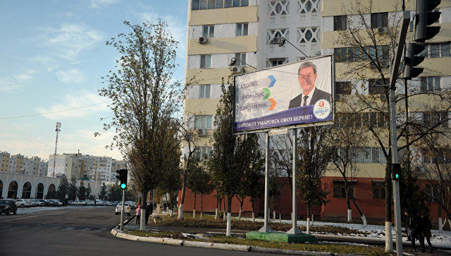 В Ташкенте снимают агитационные плакаты кандидатов на пост президента