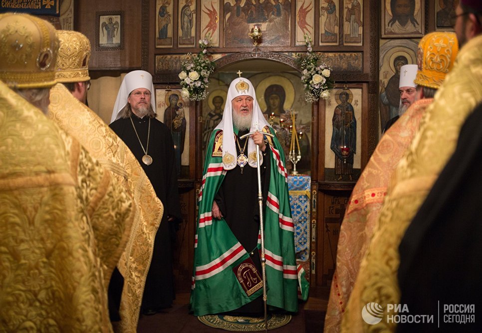 Патриарх Московский и всея Руси Кирилл во время утрени всенощного бдения в парижском храме Трех святителей, проходящей в рамках его визита во Францию Патриарх Московский и всея Руси Кирилл во время утрени всенощного бдения в парижском храме Трех святителей, проходящей в рамках его визита во Францию