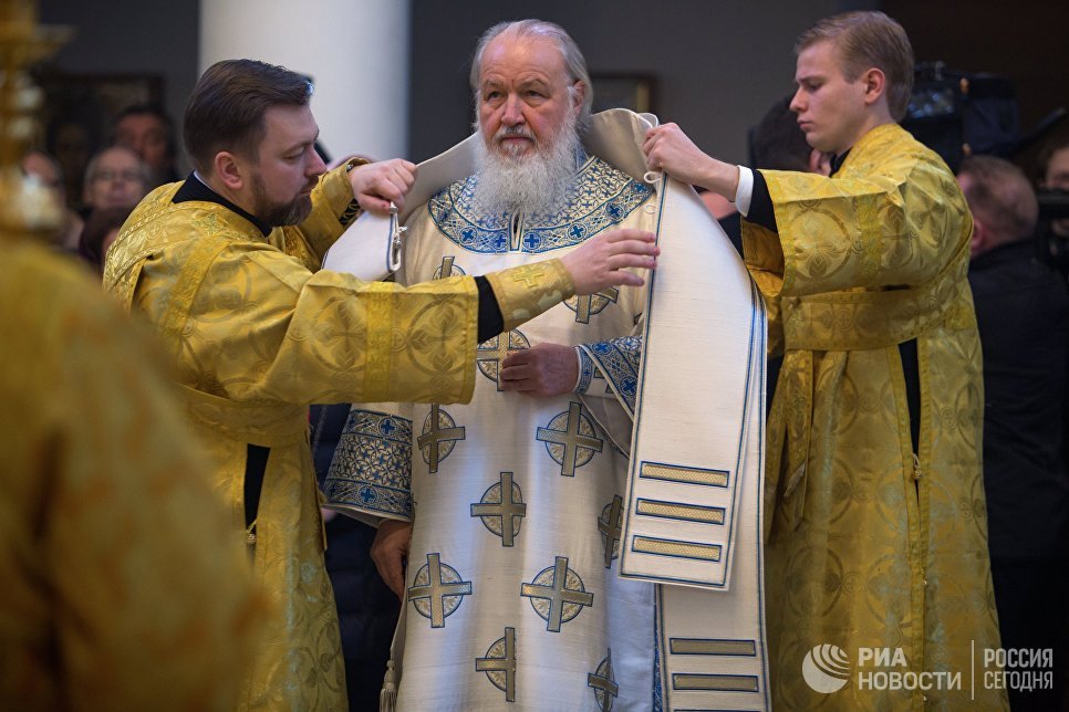 Патриарх Московский и всея Руси Кирилл перед началом службы в Троицком кафедральном соборе при Русском духовно-культурном центре в рамках своего визита в Париж Патриарх Московский и всея Руси Кирилл перед началом службы в Троицком кафедральном соборе при Русском духовно-культурном центре в рамках своего визита в Париж
