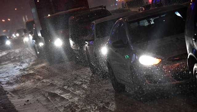 Автомобильное движение в Москве во время снегопада. Архивное фото