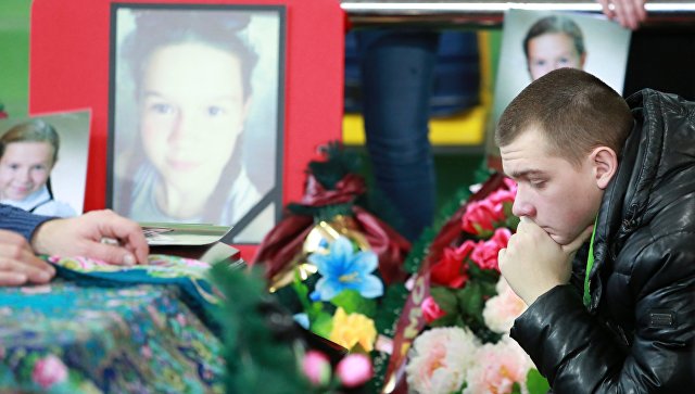 Родные и близкие на церемонии прощания с детьми погибшими в ДТП на трассе Тюмень- Ханты Мансийск 4 декабря в Центре физической культуры