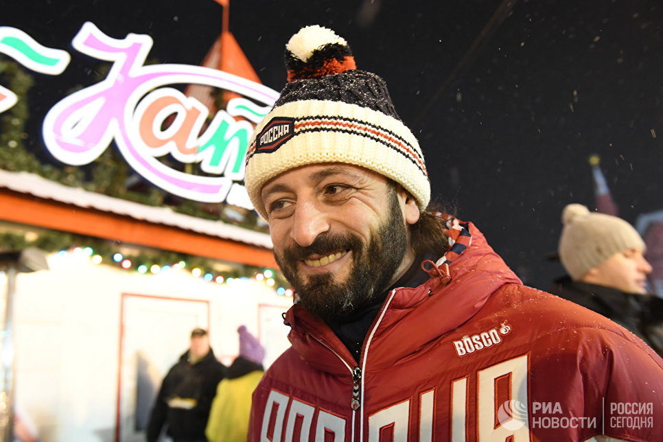 Фигурист, продюсер ледовых шоу Илья Авербух на открытии ГУМ-Катка на Красной площади Фигурист, продюсер ледовых шоу Илья Авербух на открытии ГУМ-Катка на Красной площади