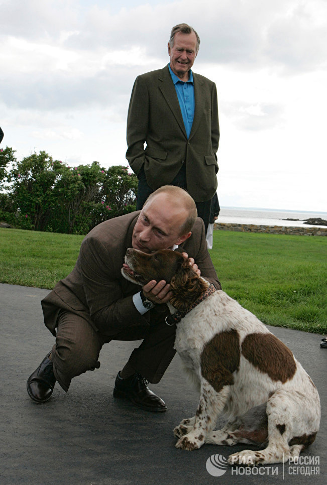 Президент России Владимир Путин и бывший президент США Джордж Буш-старший во время встречи в семейном поместье Бушей Уокерс Пойнт под Кеннебанкпортом в штате Мэ