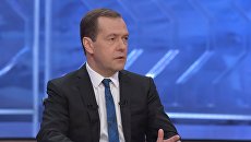 Председатель правительства РФ Дмитрий Медведев во время интервью российским телеканалам в студии телецентра Останкино. 15 декабря 2015 Председатель правительства РФ Дмитрий Медведев во время интервью российским телеканалам в студии телецентра Останкино. 15 декабря 2015