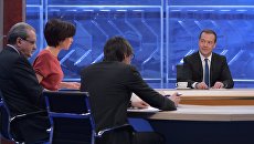 Председатель правительства РФ Дмитрий Медведев во время интервью российским телеканалам в студии телецентра Останкино. 15 декабря 2015 Председатель правительства РФ Дмитрий Медведев во время интервью российским телеканалам в студии телецентра Останкино. 15 декабря 2015
