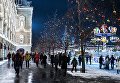 Горожане гуляют на Красной площади в Москве Горожане гуляют на Красной площади в Москве