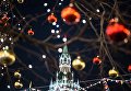 Праздничная иллюминация и Спасская башня Московского Кремля на Красной площади Праздничная иллюминация и Спасская башня Московского Кремля на Красной площади