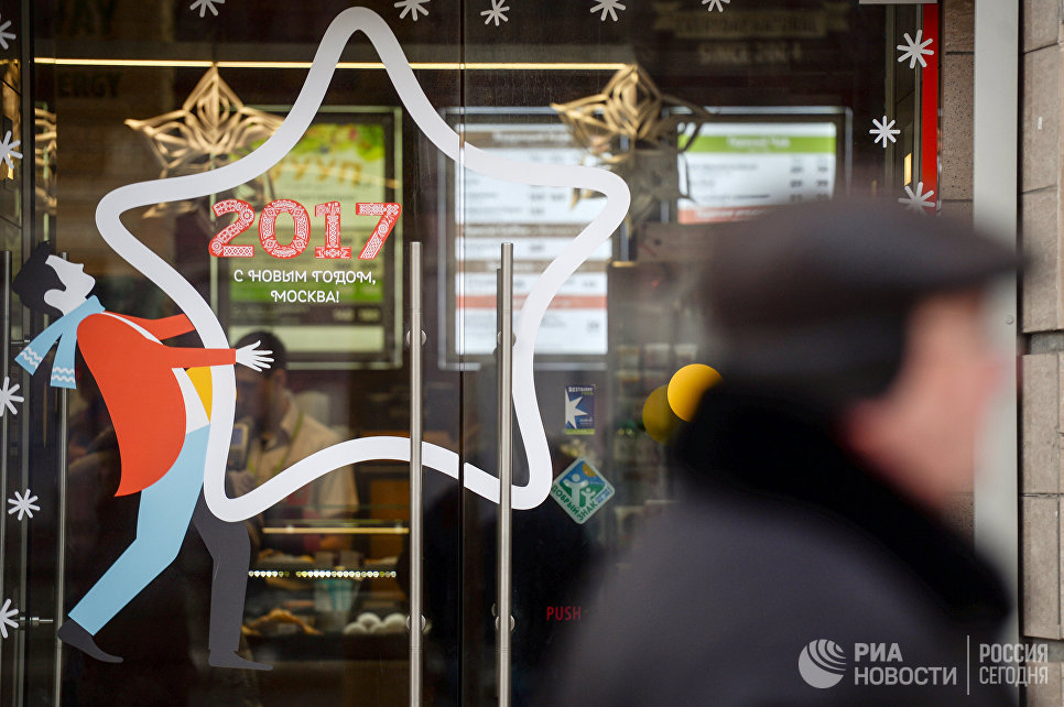 Стеклянные двери в центре Москвы украшенные к Новому году Стеклянные двери в центре Москвы украшенные к Новому году