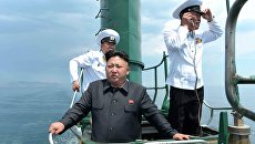 Северокорейский лидер Ким Чен Ын на рубке подводной лодки во время инспекции вооруженных сил КНДР Северокорейский лидер Ким Чен Ын на рубке подводной лодки во время инспекции вооруженных сил КНДР