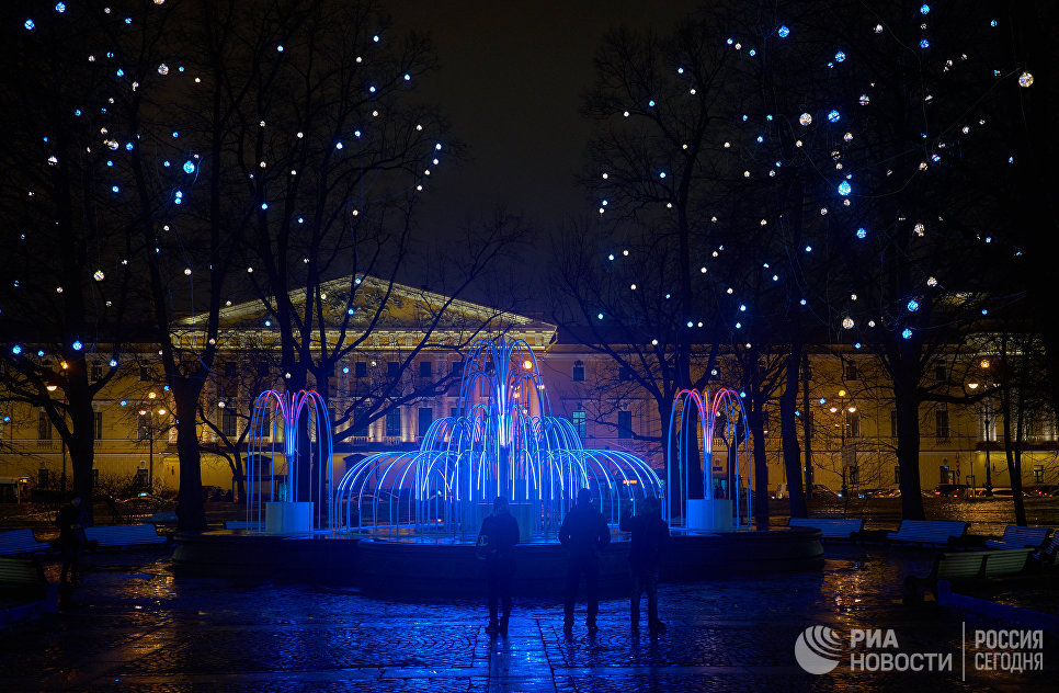 Новогодняя иллюминация на одной из улиц Санкт-Петербурга Новогодняя иллюминация на одной из улиц Санкт-Петербурга