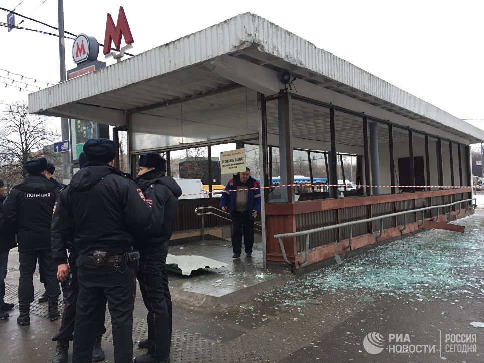 Полицейские у метро Коломенское, где раздался хлопок. 22 декабря 2016 Полицейские у метро Коломенское, где раздался хлопок. 22 декабря 2016
