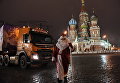 Дед Мороз возле специального автопоезда с главной Новогодней елкой России перед въездом на территорию московского Кремля Дед Мороз возле специального автопоезда с главной Новогодней елкой России перед въездом на территорию московского Кремля