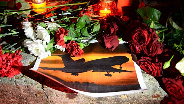 Азербайджанцы несут цветы к зданию посольства РФ в память о жертвах Ту-154