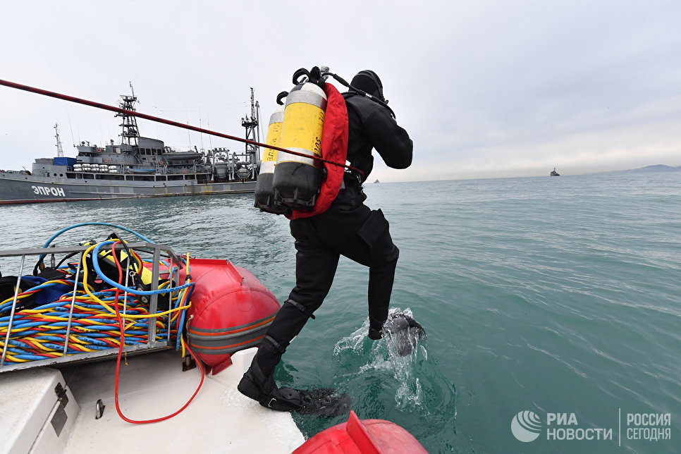Водолаз МЧС во время поисково-спасательной операции на месте крушения самолета Ту-154 в Черном море у берегов Сочи