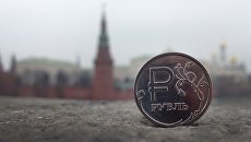Рублевая монета на фоне Московского Кремля. Архивное фото Рублевая монета на фоне Московского Кремля. Архивное фото
