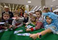 Дети получают подарки после окончания новогоднего представления в Государственном Кремлевском дворце в Москве Дети получают подарки после окончания новогоднего представления в Государственном Кремлевском дворце в Москве