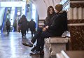Пассажиры на станции метро Фрунзенская Пассажиры на станции метро Фрунзенская