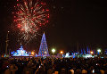 Праздничный фейерверк в честь наступления 2017 года на центральной площади в Томске Праздничный фейерверк в честь наступления 2017 года на центральной площади в Томске